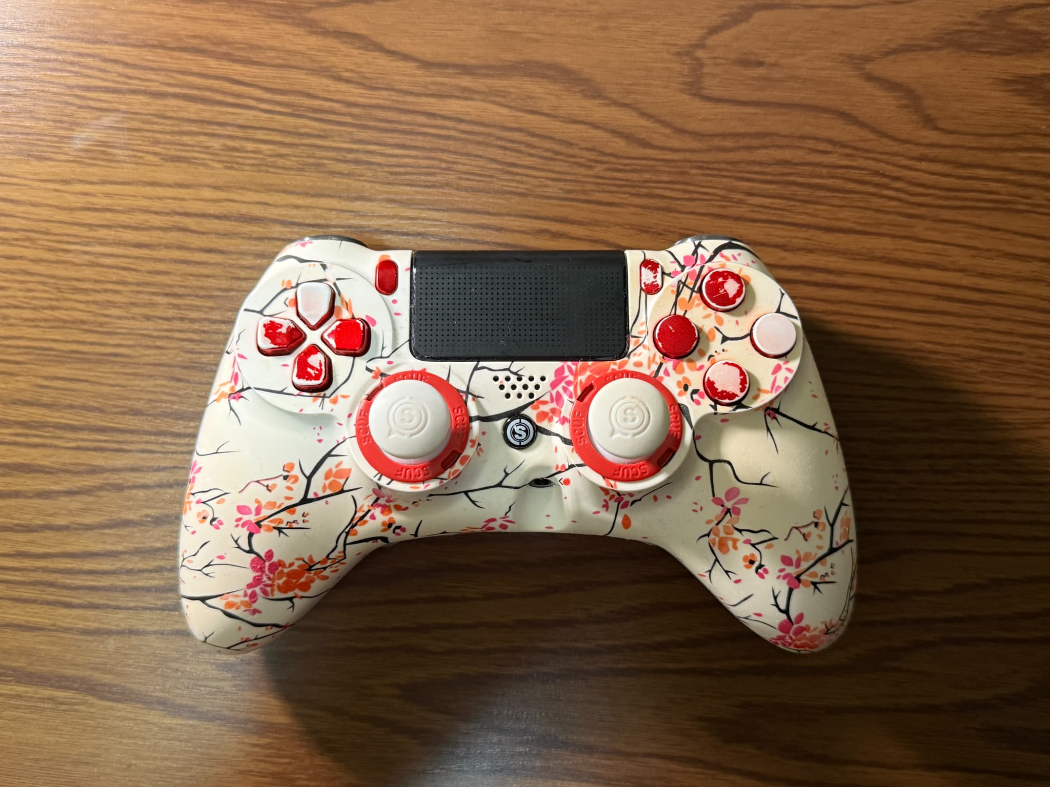 桜模様のゲームコントローラー