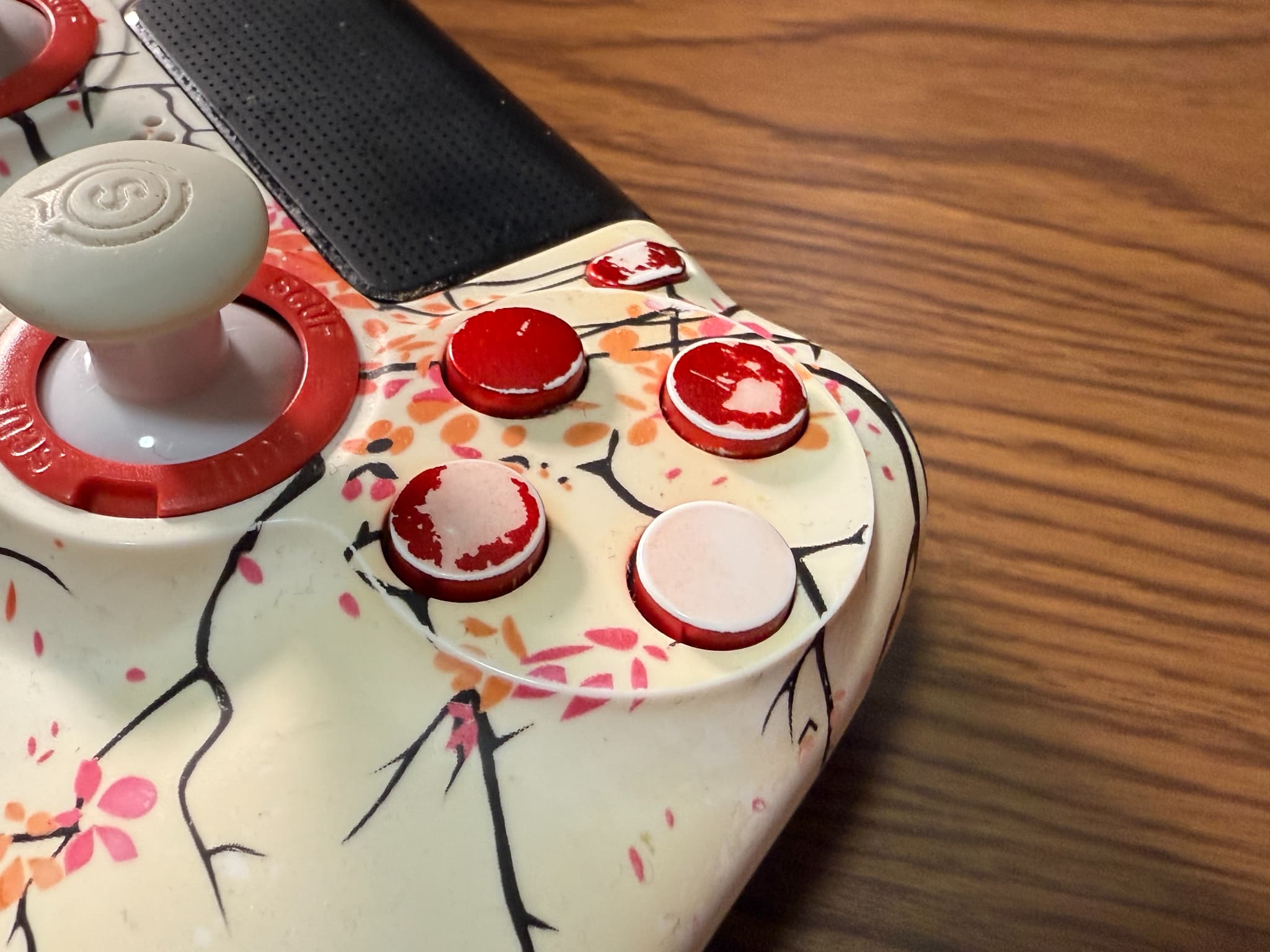 桜模様のゲームコントローラー