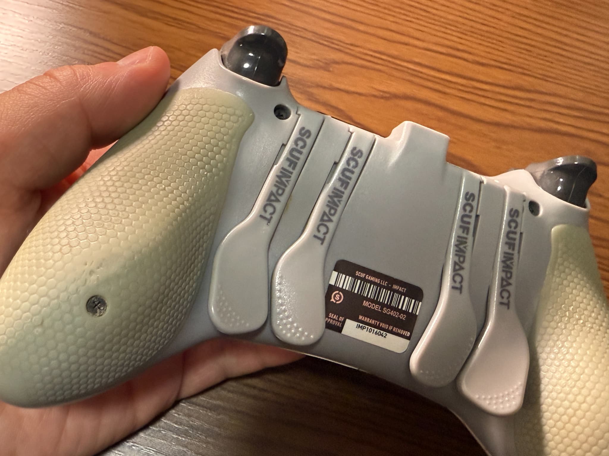 SCUF IMPACTのゲームコントローラーの背面