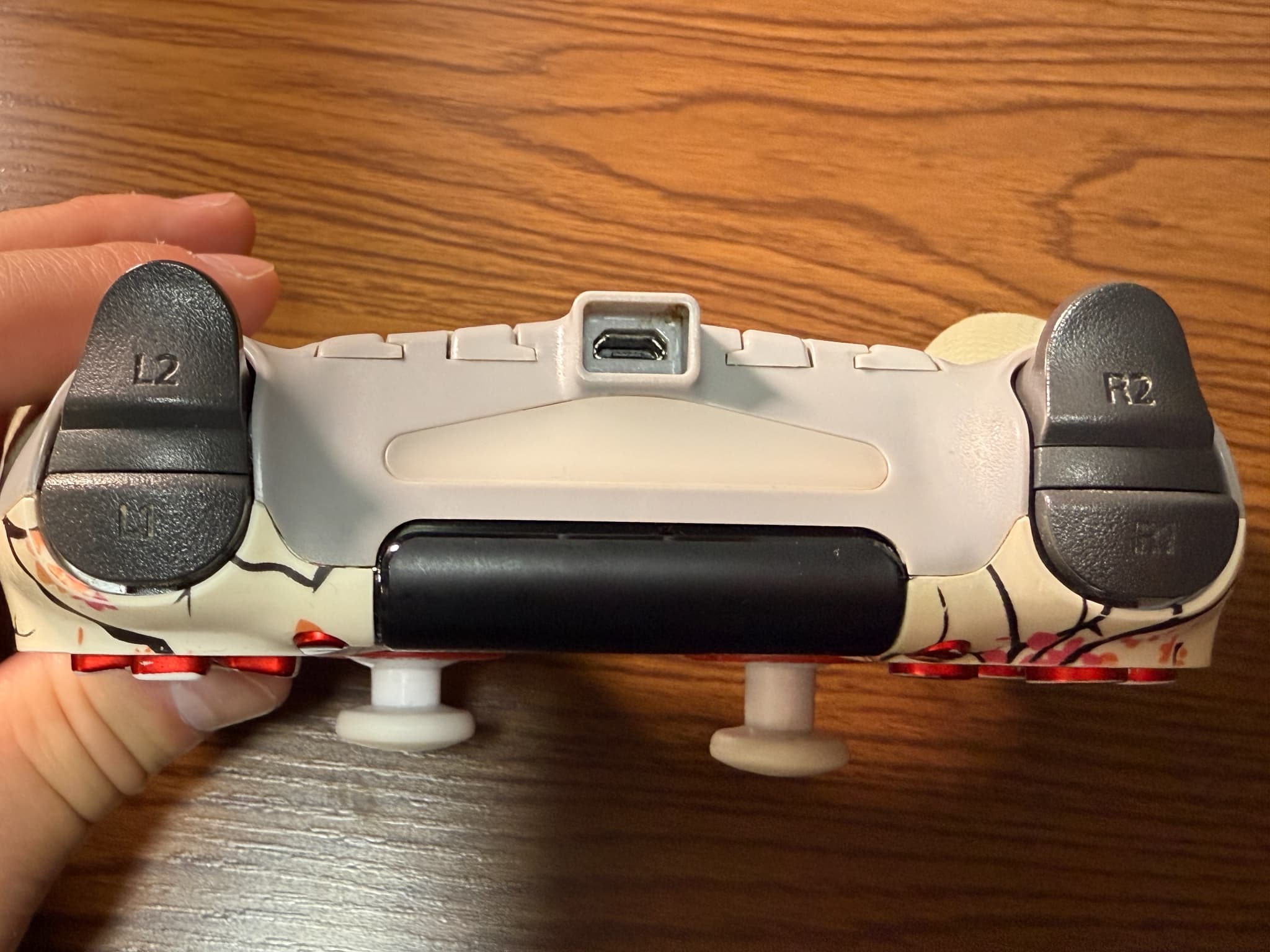 桜模様のプレイステーション4コントローラー背面
