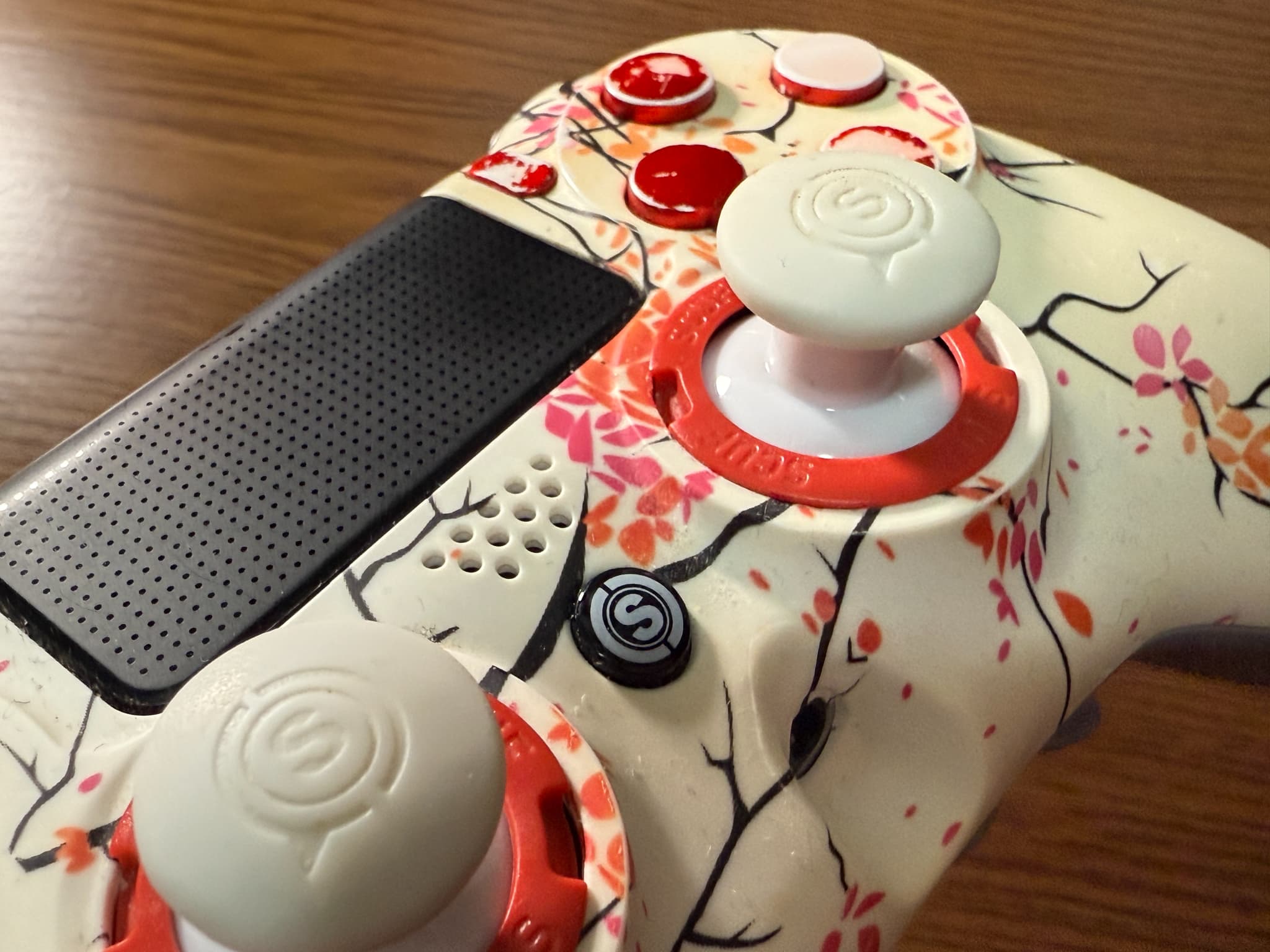 桜模様のゲームコントローラー
