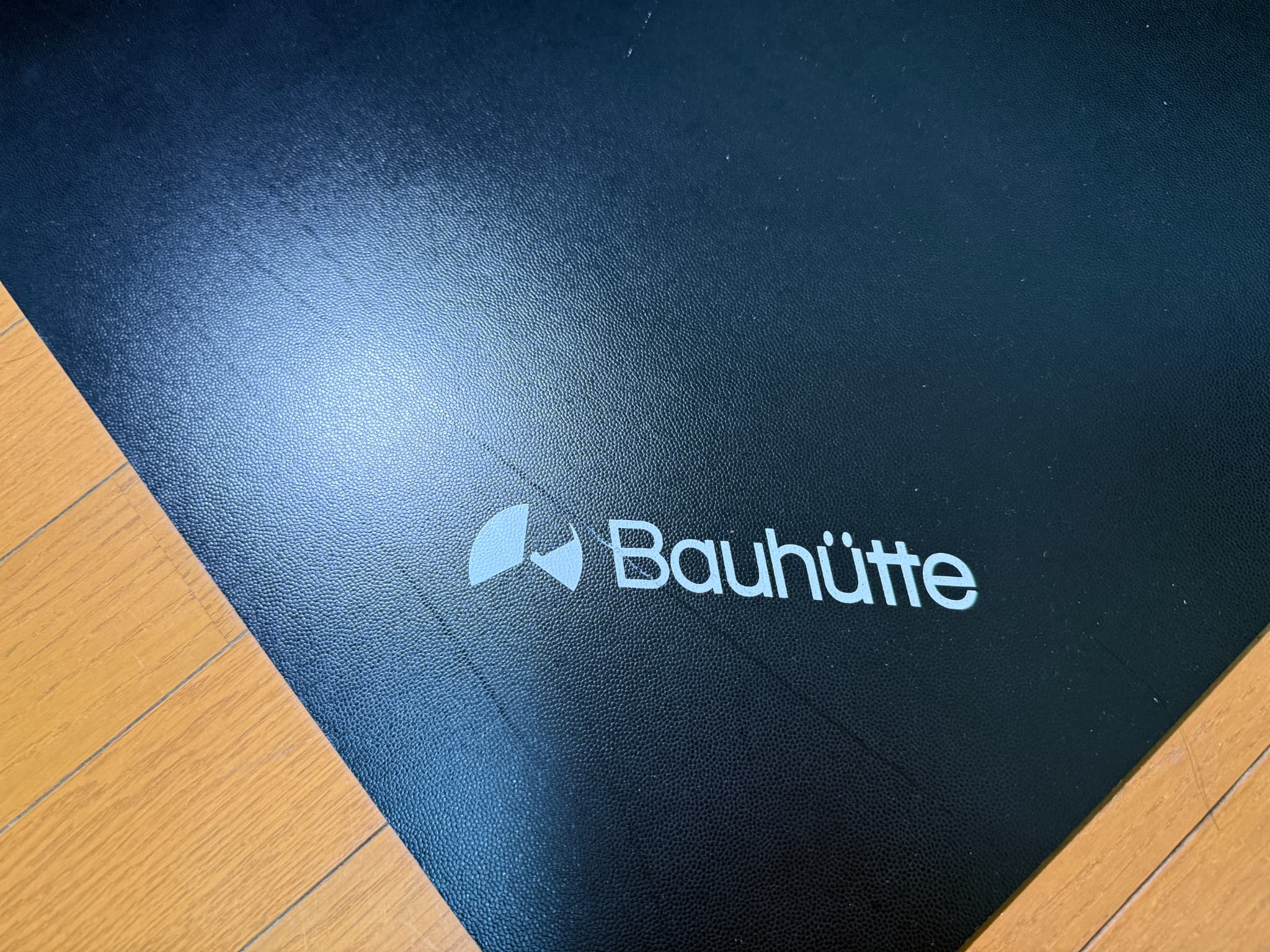Bauhutteロゴ入り黒いチェアマット