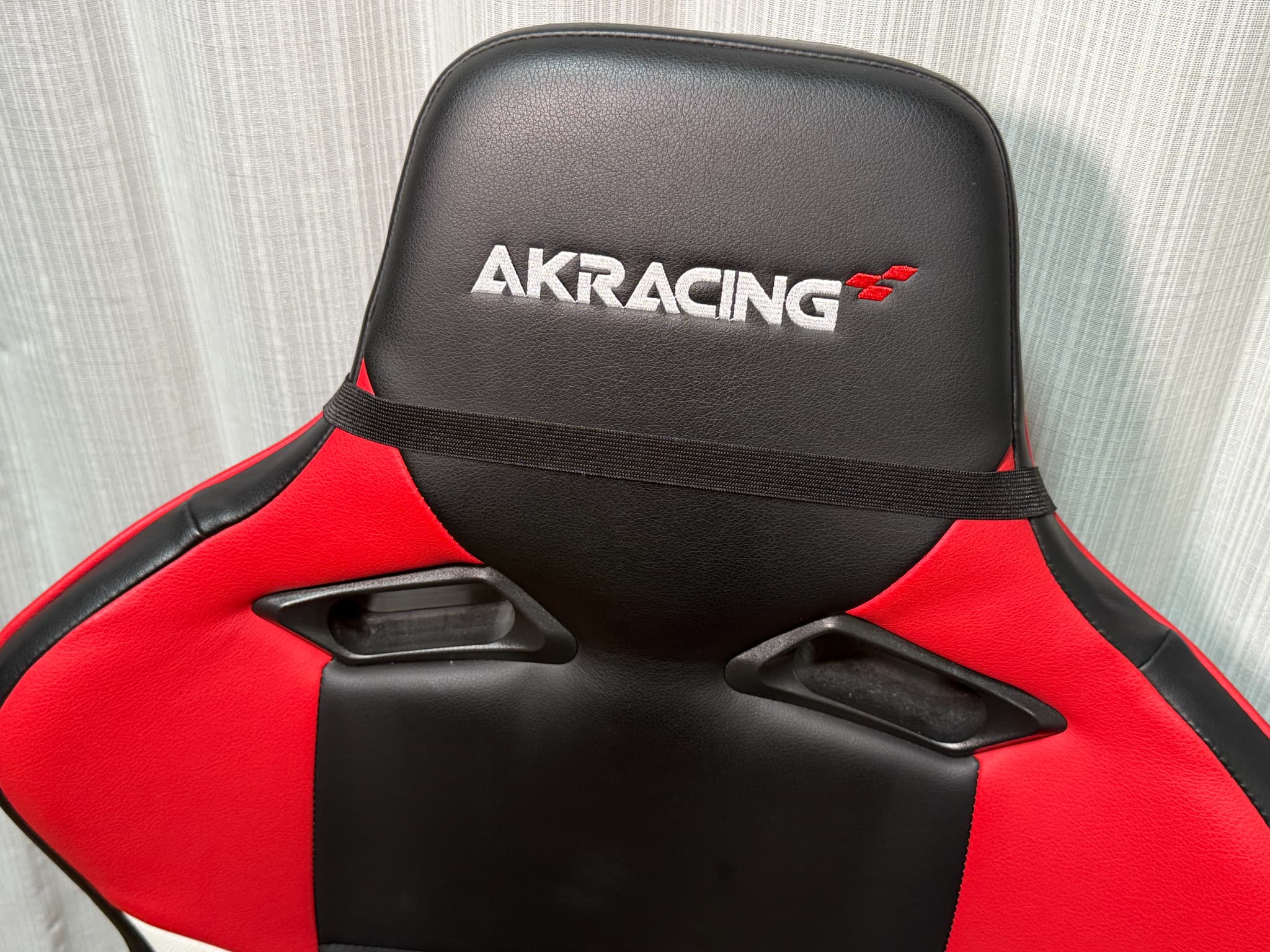 AKRACINGとロゴが入った黒と赤のゲーミングチェア