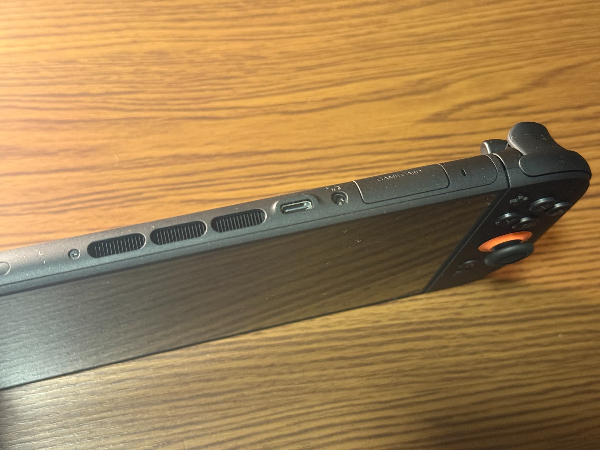 携帯型ゲーム機の側面