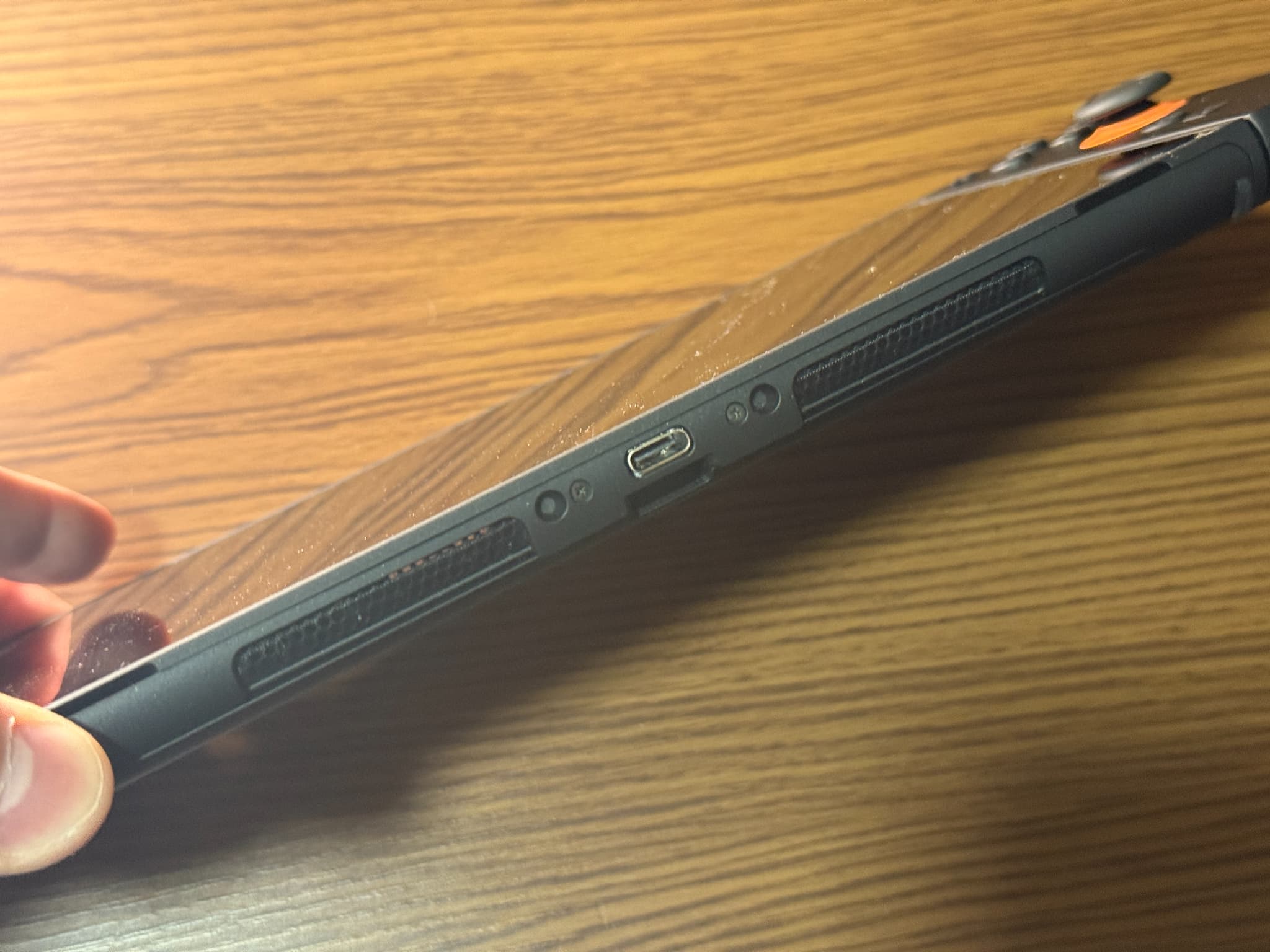 携帯型ゲーム機の側面