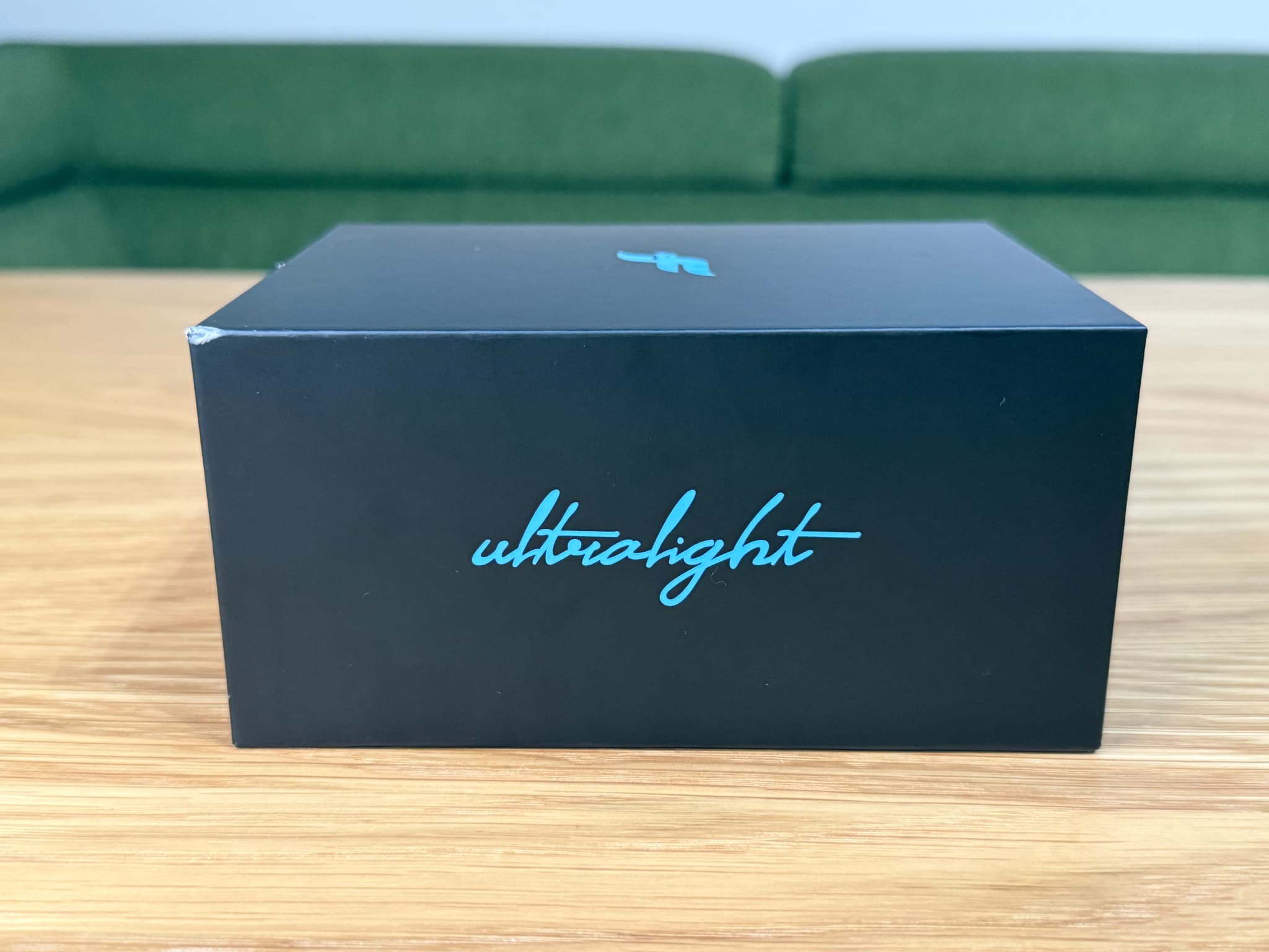 ultralightと書かれた黒い箱