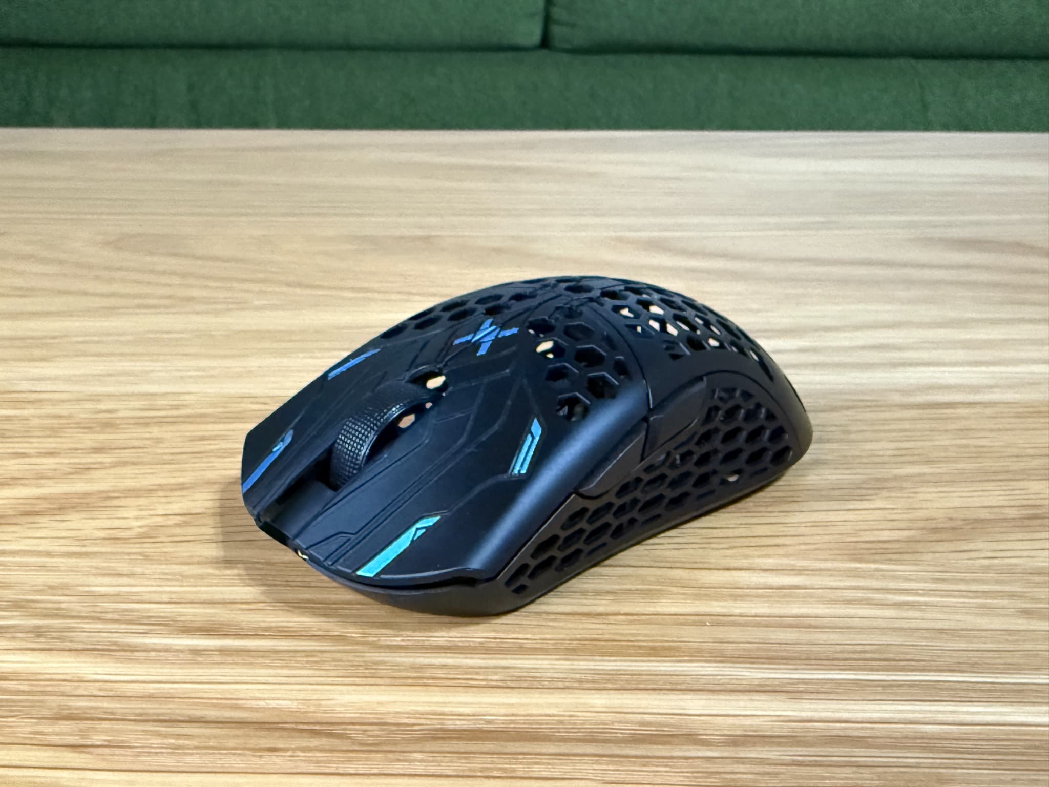 ハニカム構造の黒いゲーミングマウス