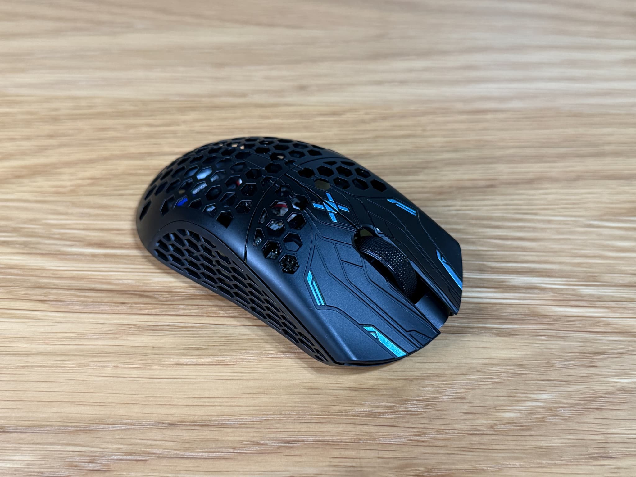 穴あき黒色ゲーミングマウス