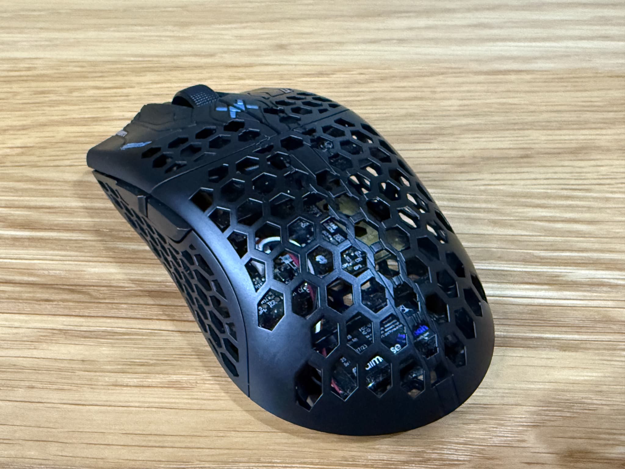 穴あきデザインの黒いパソコン用マウス