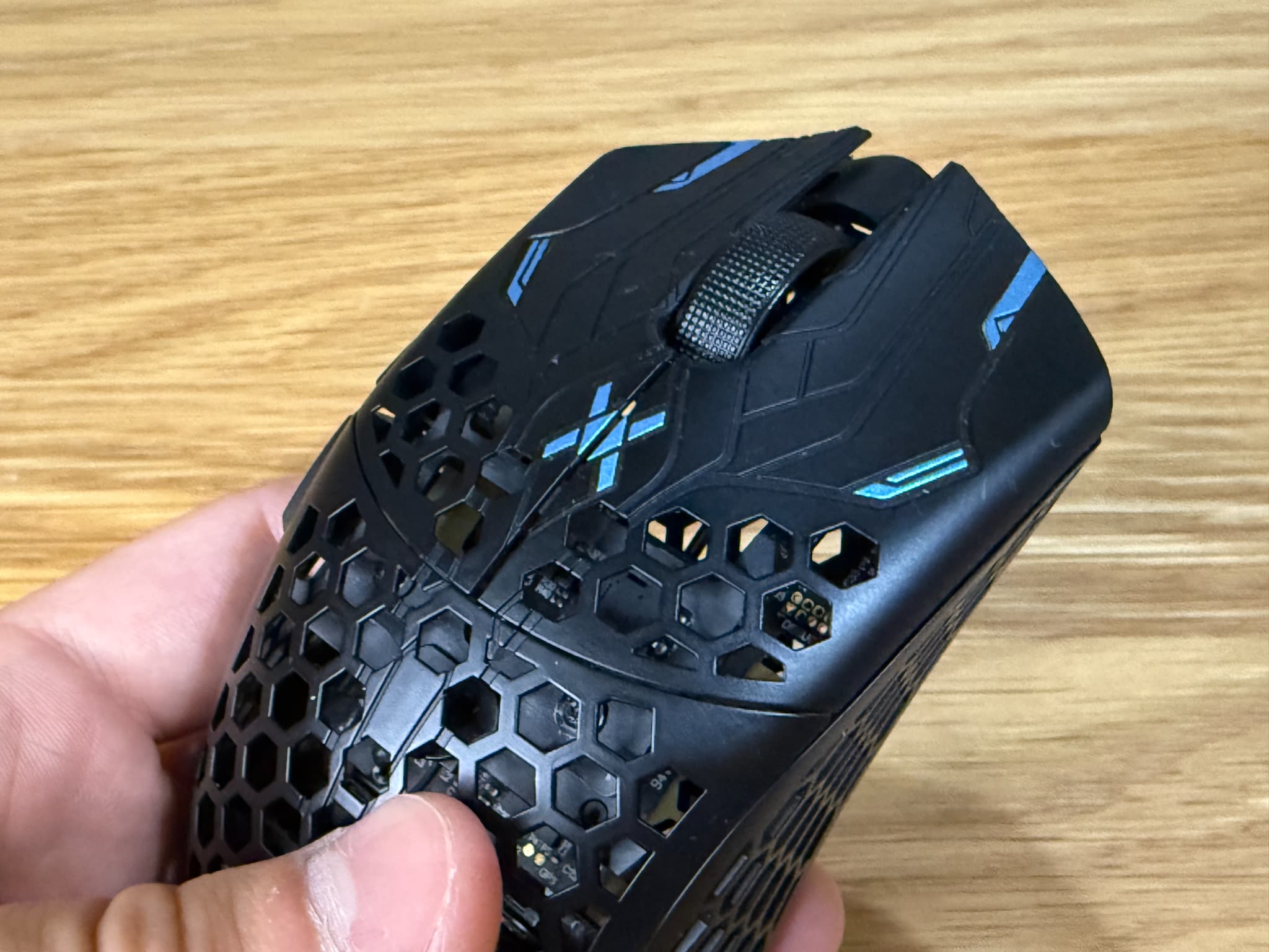 黒色のデザインされたゲーミングマウス