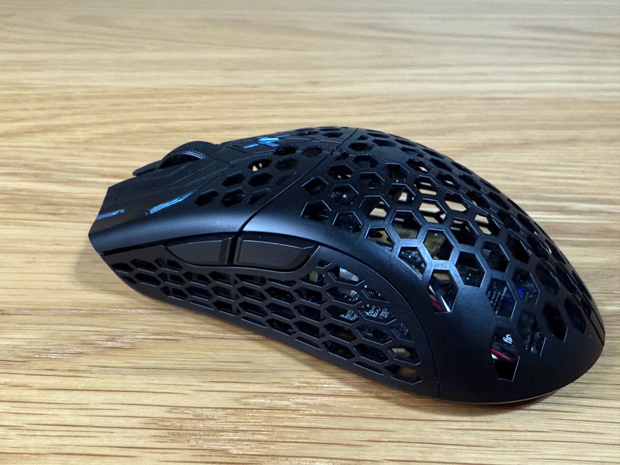 ハニカム構造の黒いパソコン用マウス