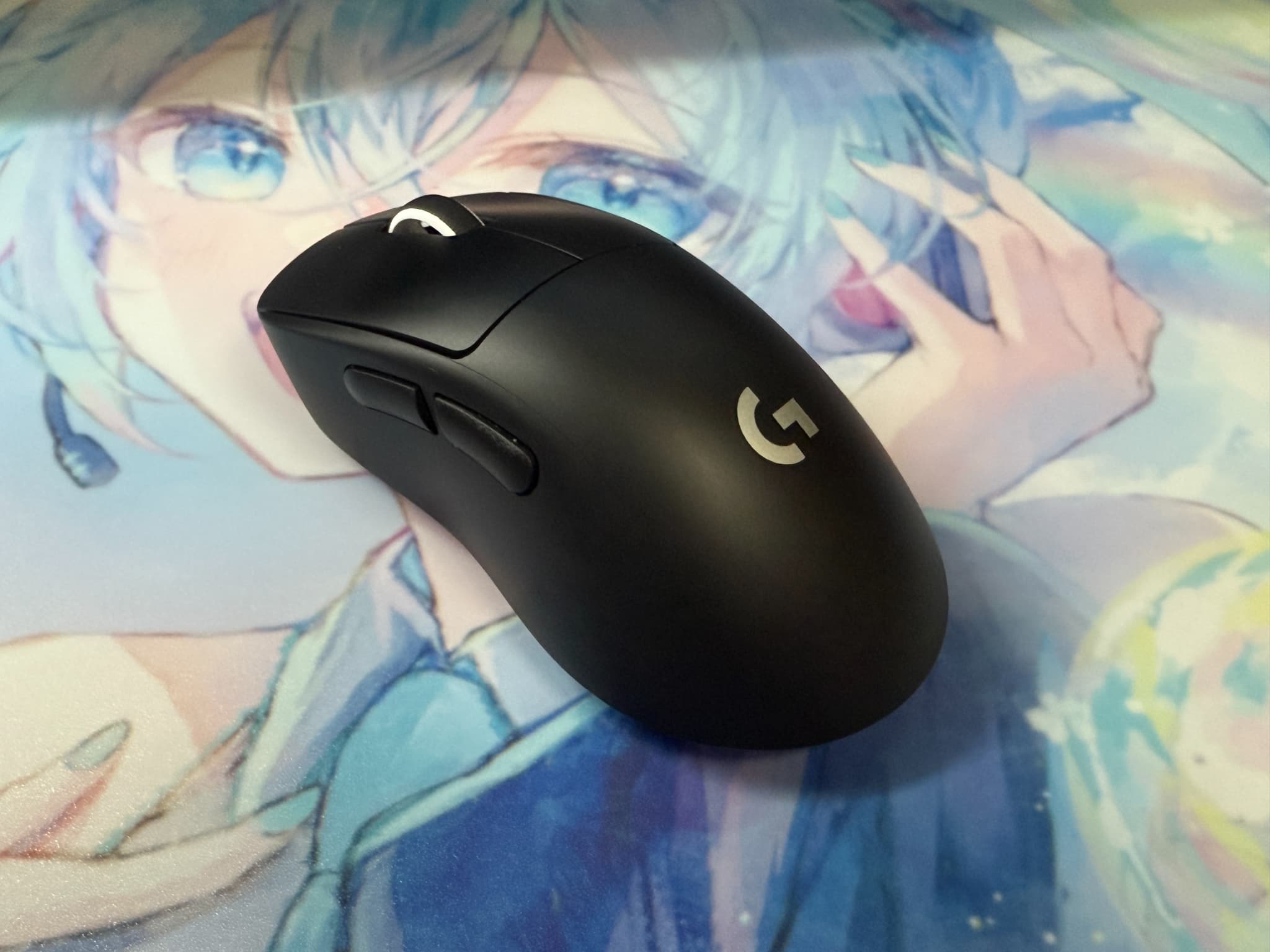 アニメ絵柄マウスパッド上の黒いロジクール製マウス