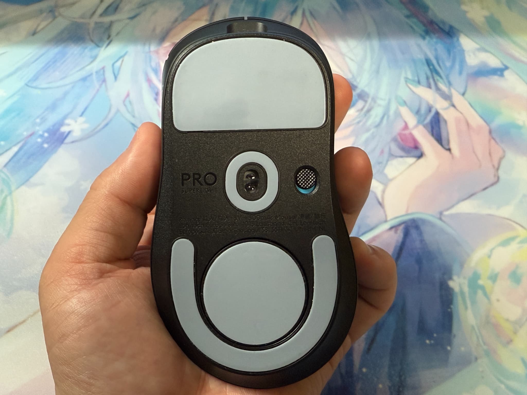 手のひらに乗ったゲーミングマウスの裏面