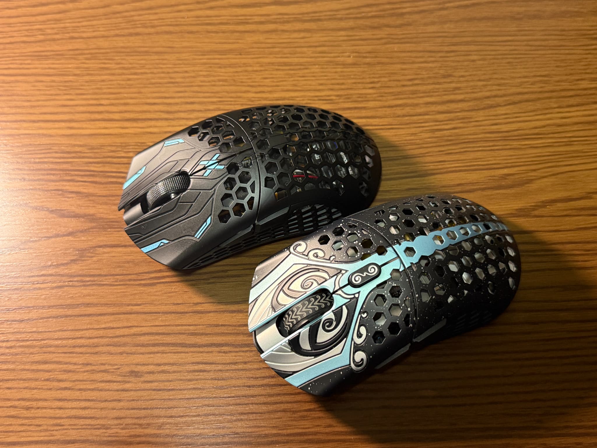 穴あきデザインのゲーミングマウス2個