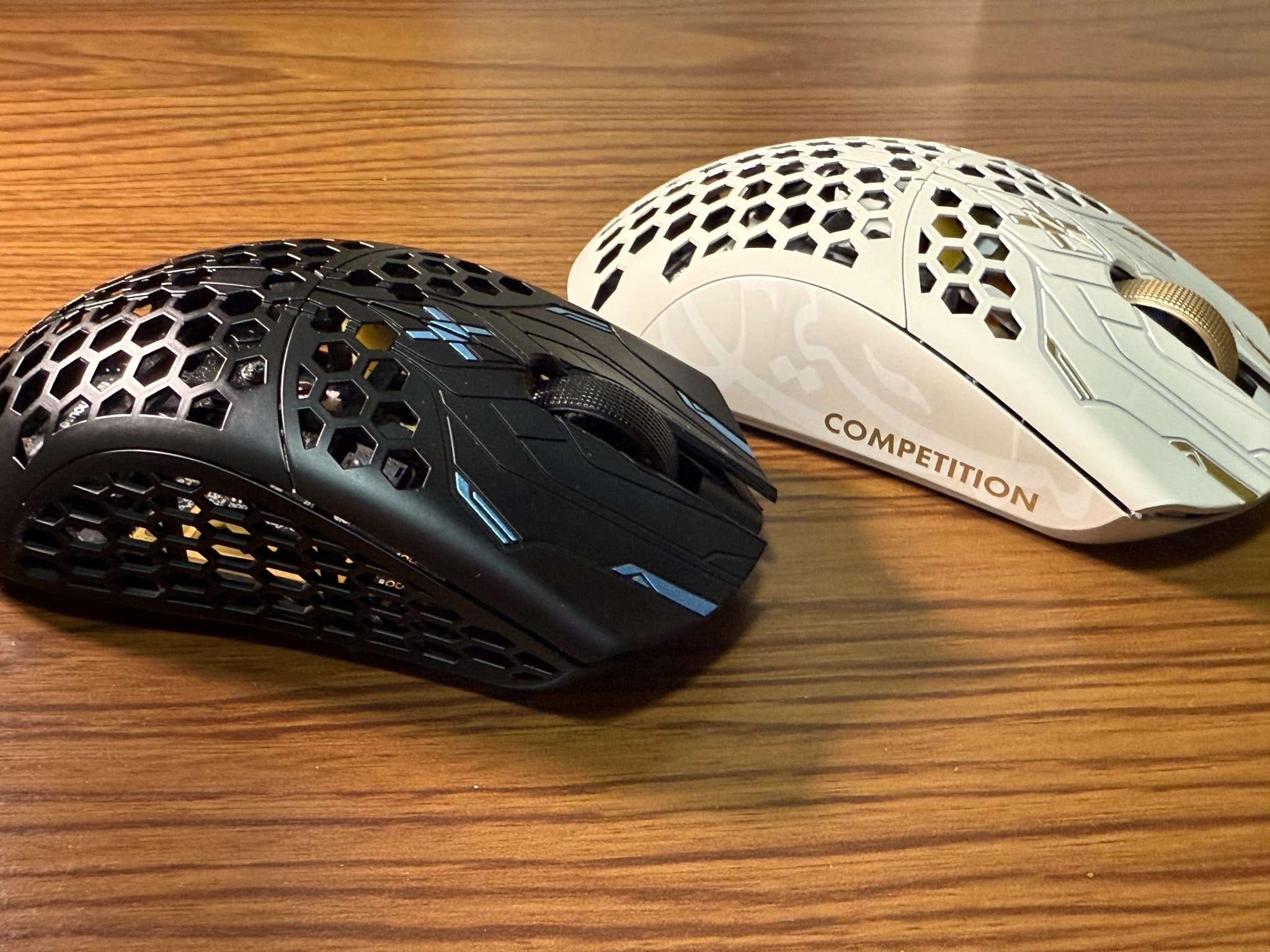 穴あきデザインの黒と白のゲーミングマウス