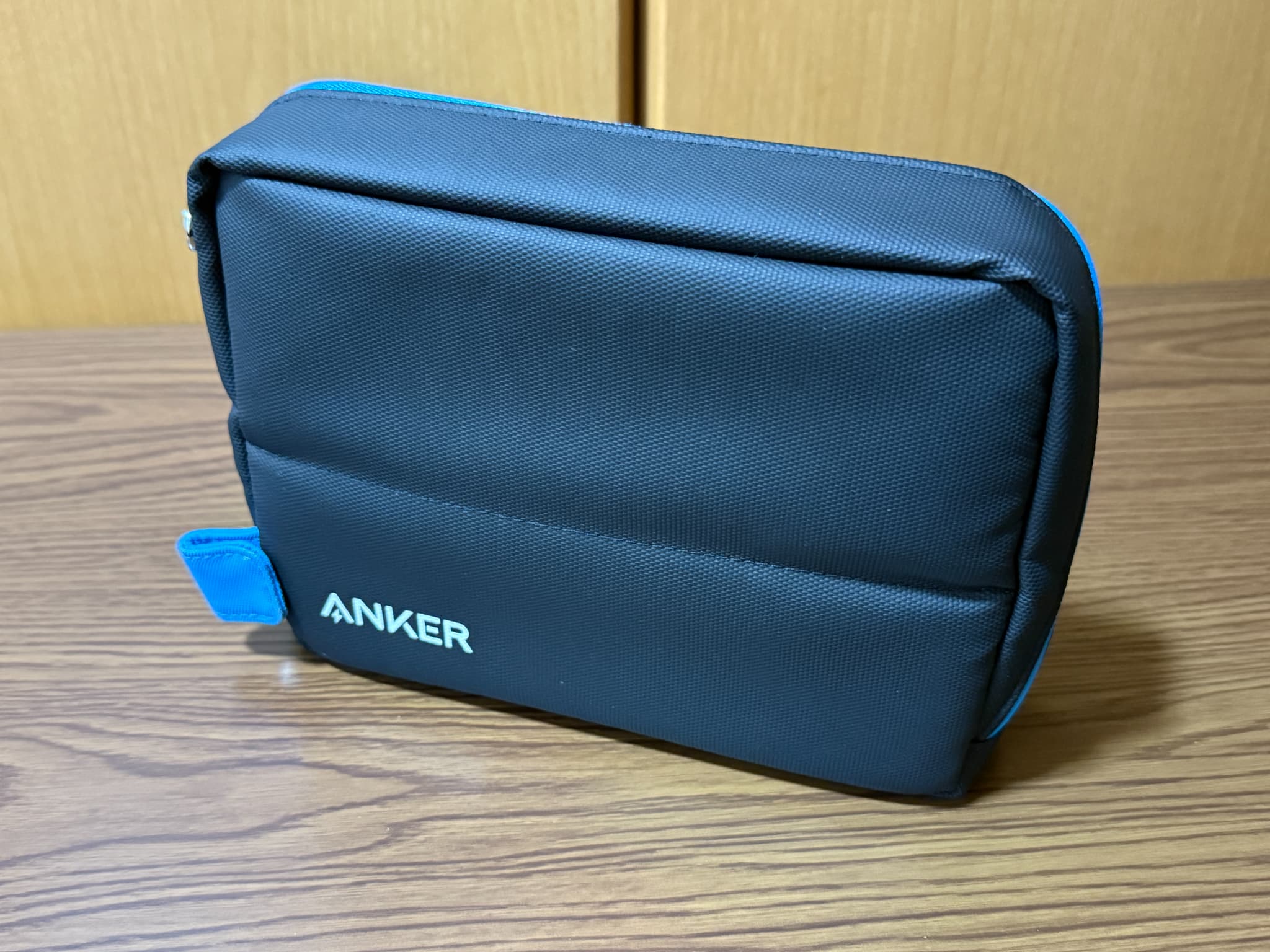 Ankerのロゴが入った黒いポーチ