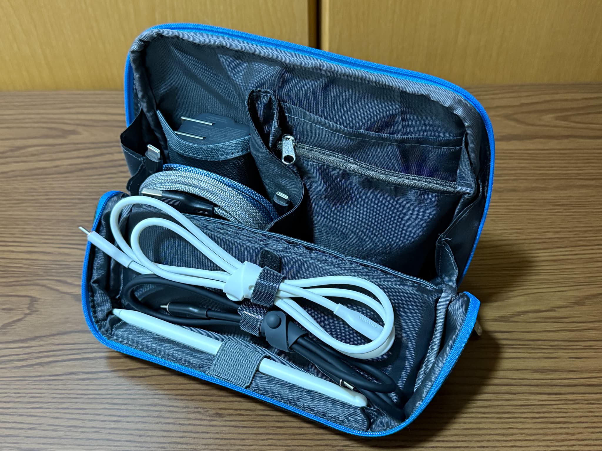 開いたポーチの中に入った充電器やケーブル