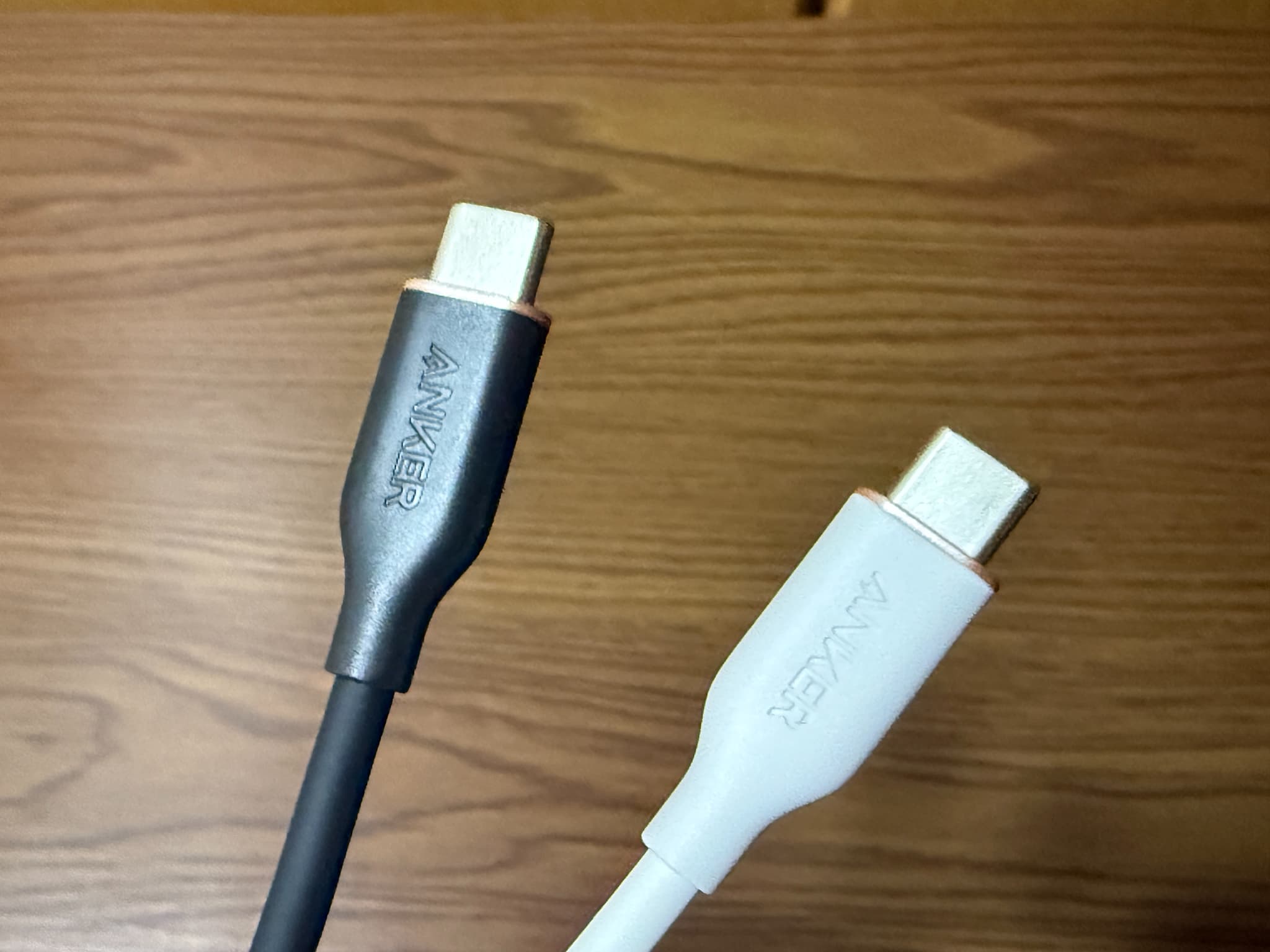 アンカーの黒と白のUSBケーブル