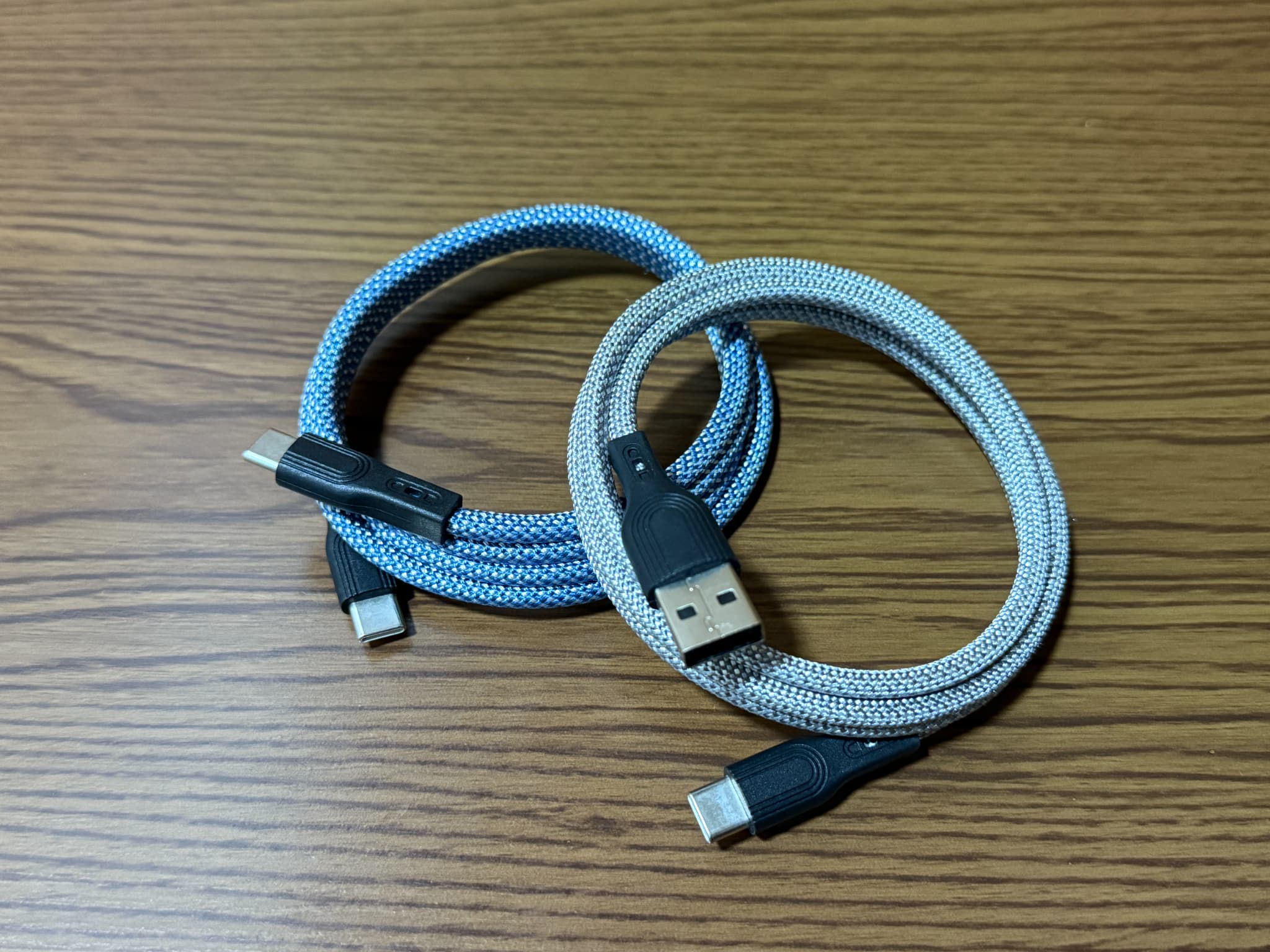 青と灰色のUSBケーブル