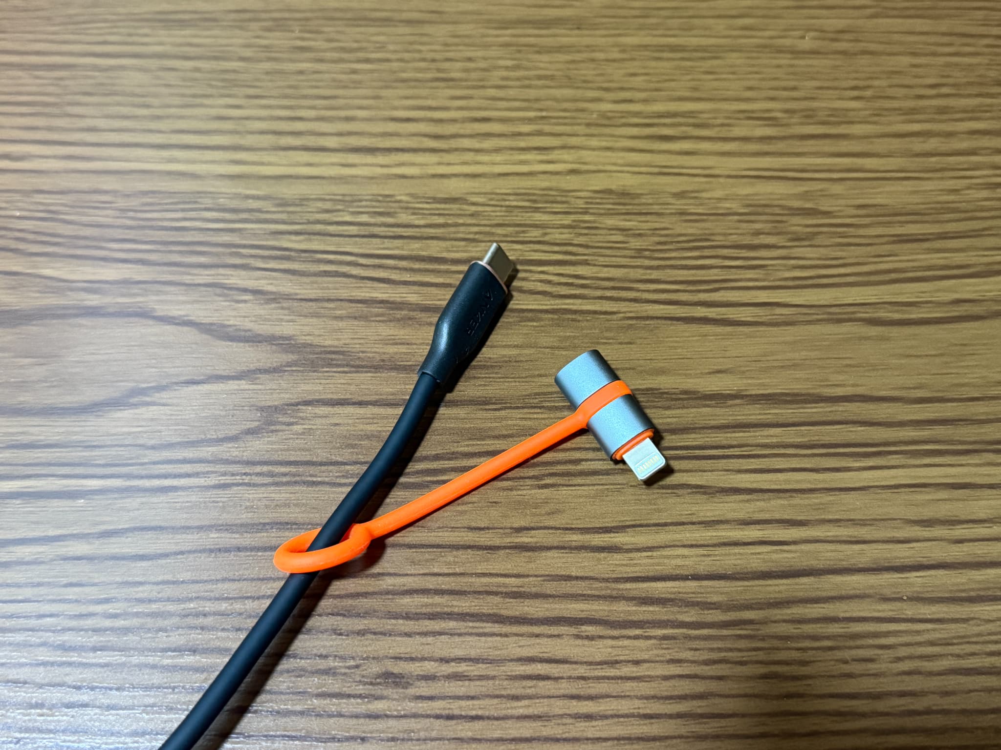 オレンジ色のゴムで束ねられたUSBケーブル