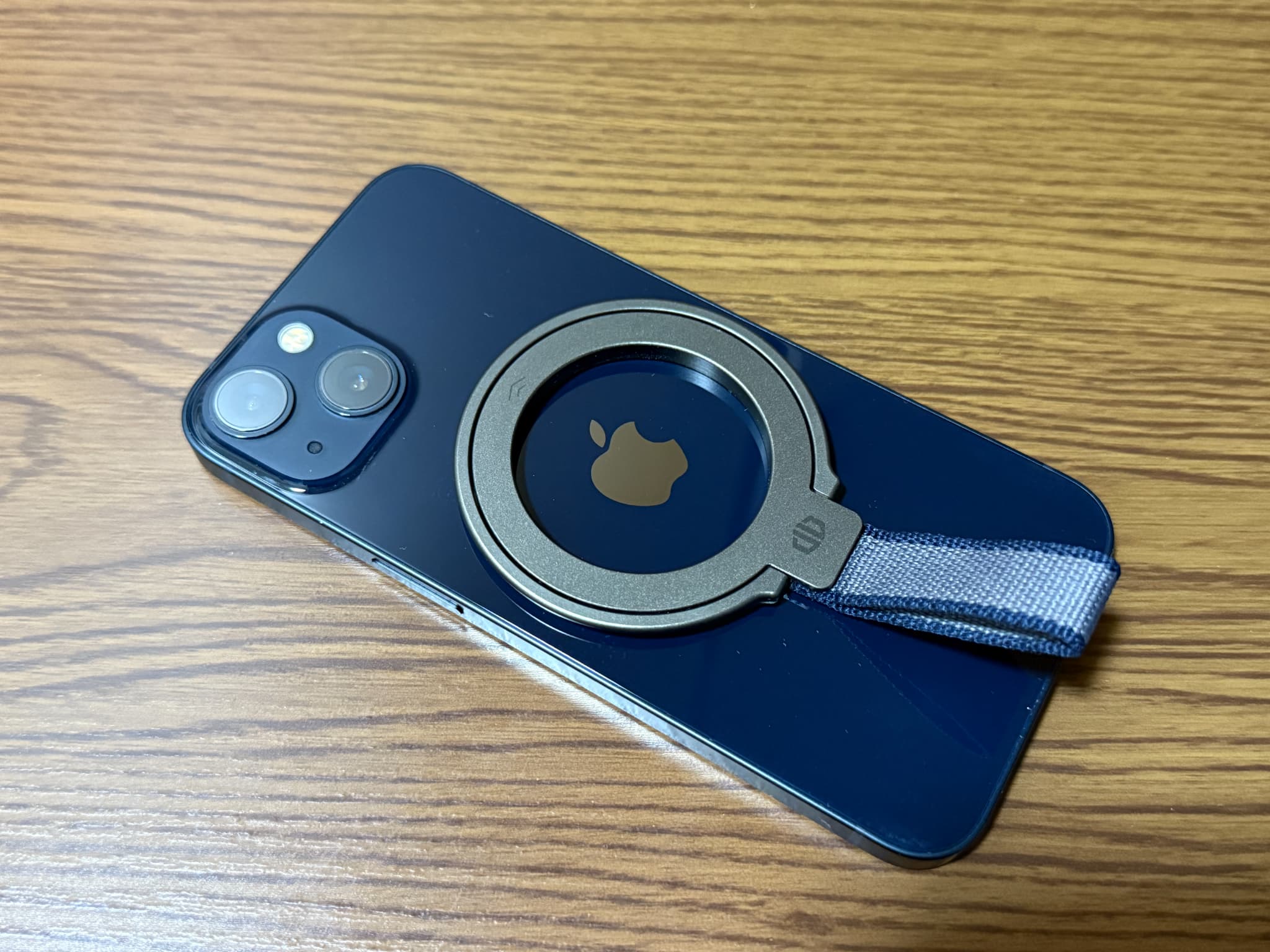 青色のスマホにリング付きスマホバンドを取り付けた様子
