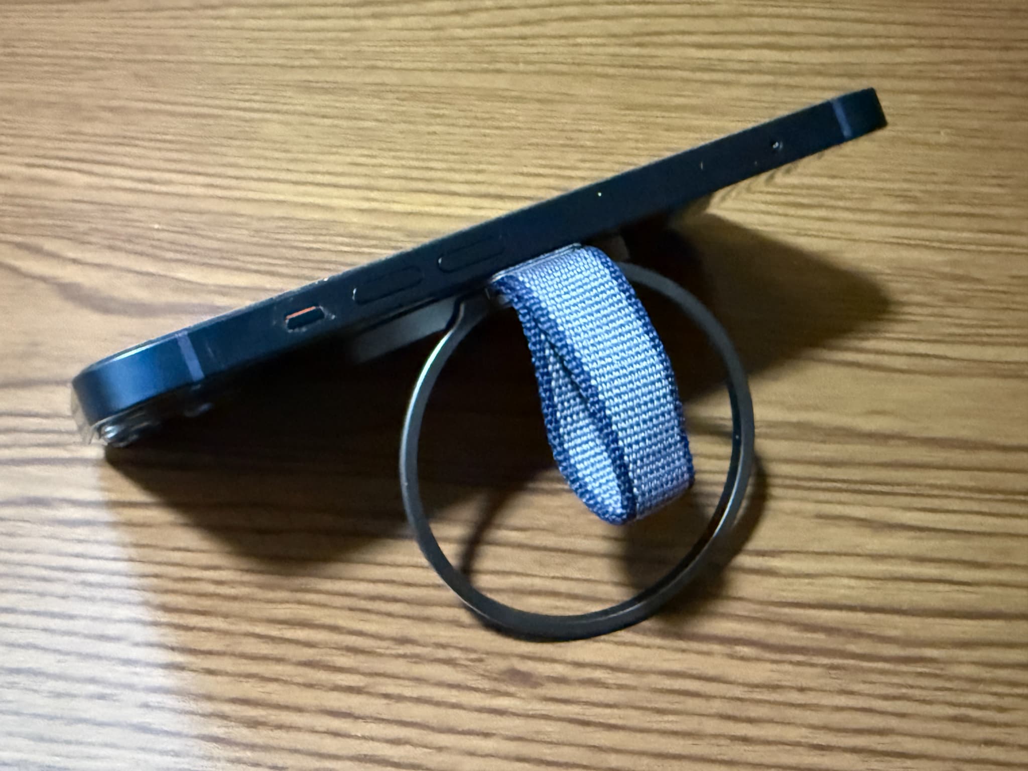 指を通して使うスマホ落下防止バンド付きスマートフォン
