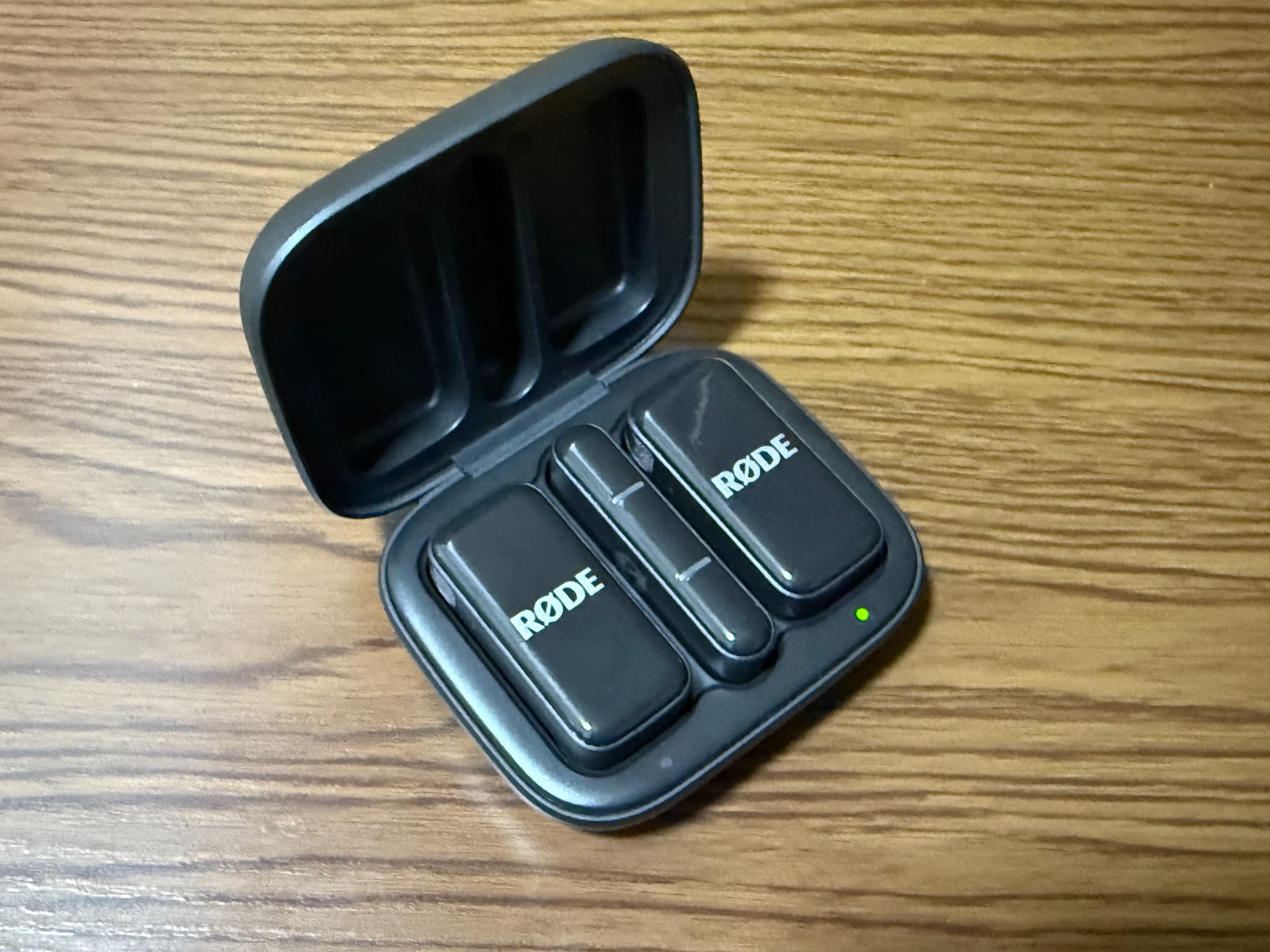 ワイヤレスマイクとその充電ケース