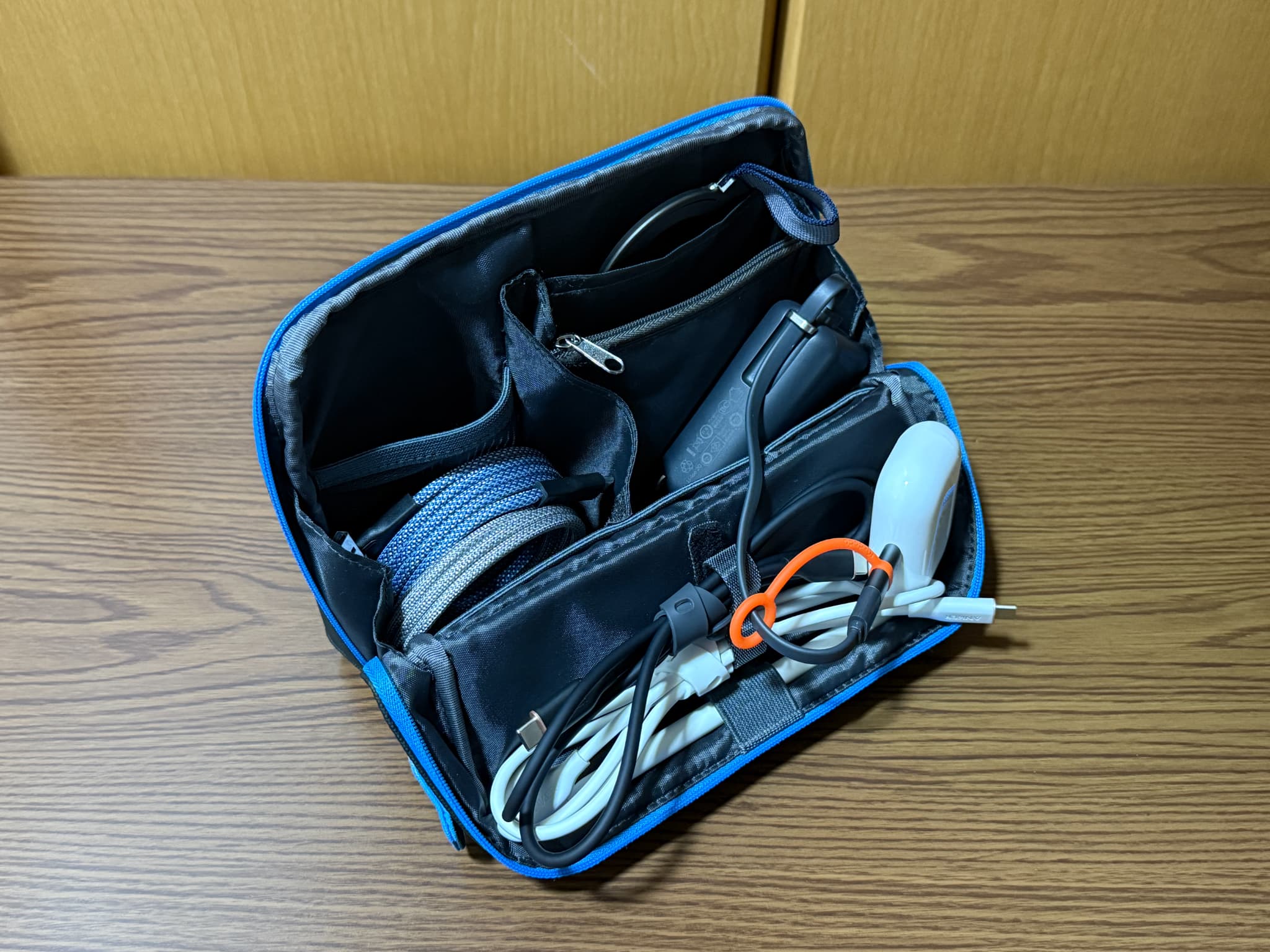 青い縁取りの充電ケーブル収納ポーチ