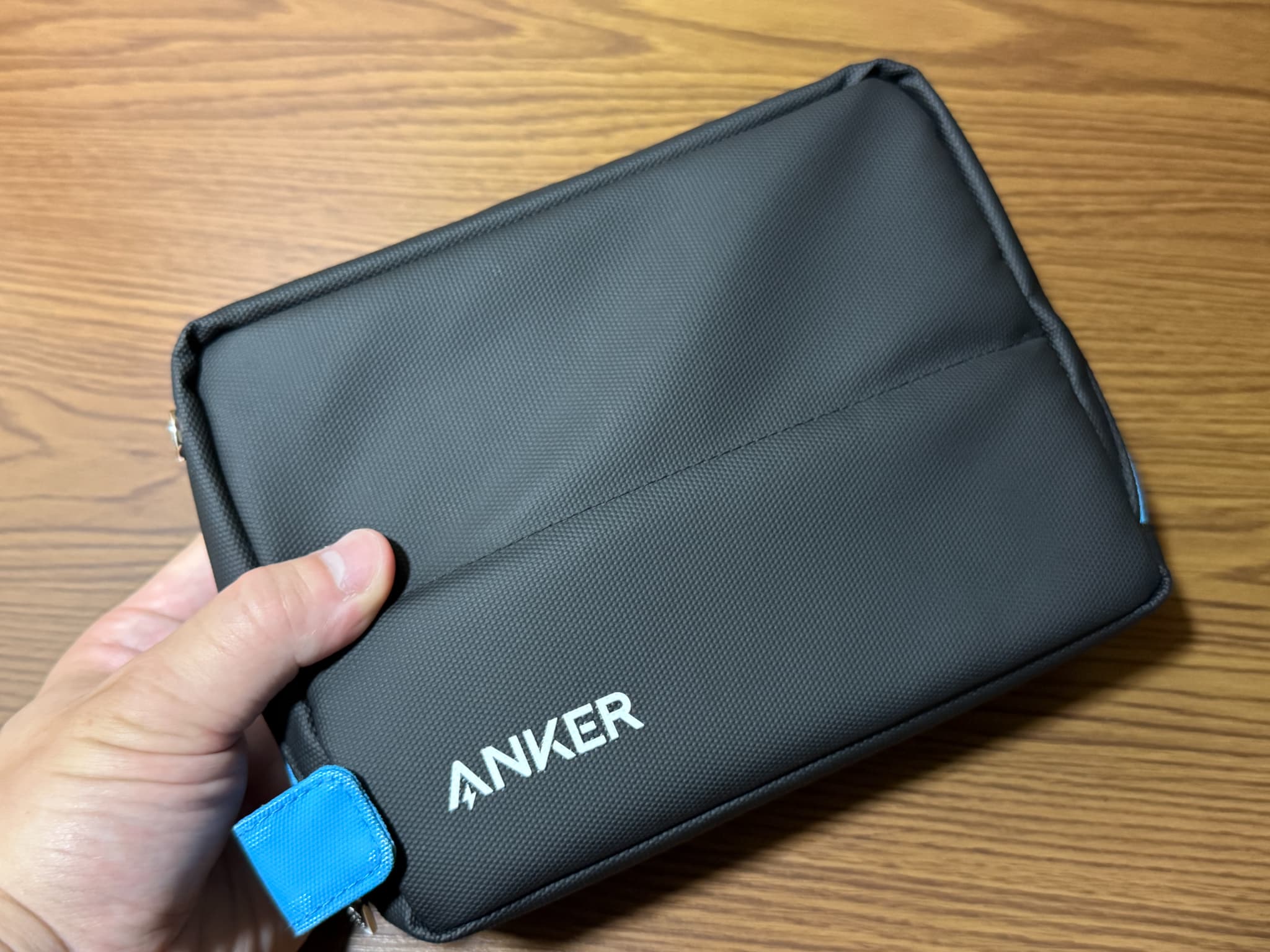 人が持つAnker製の黒いポーチ