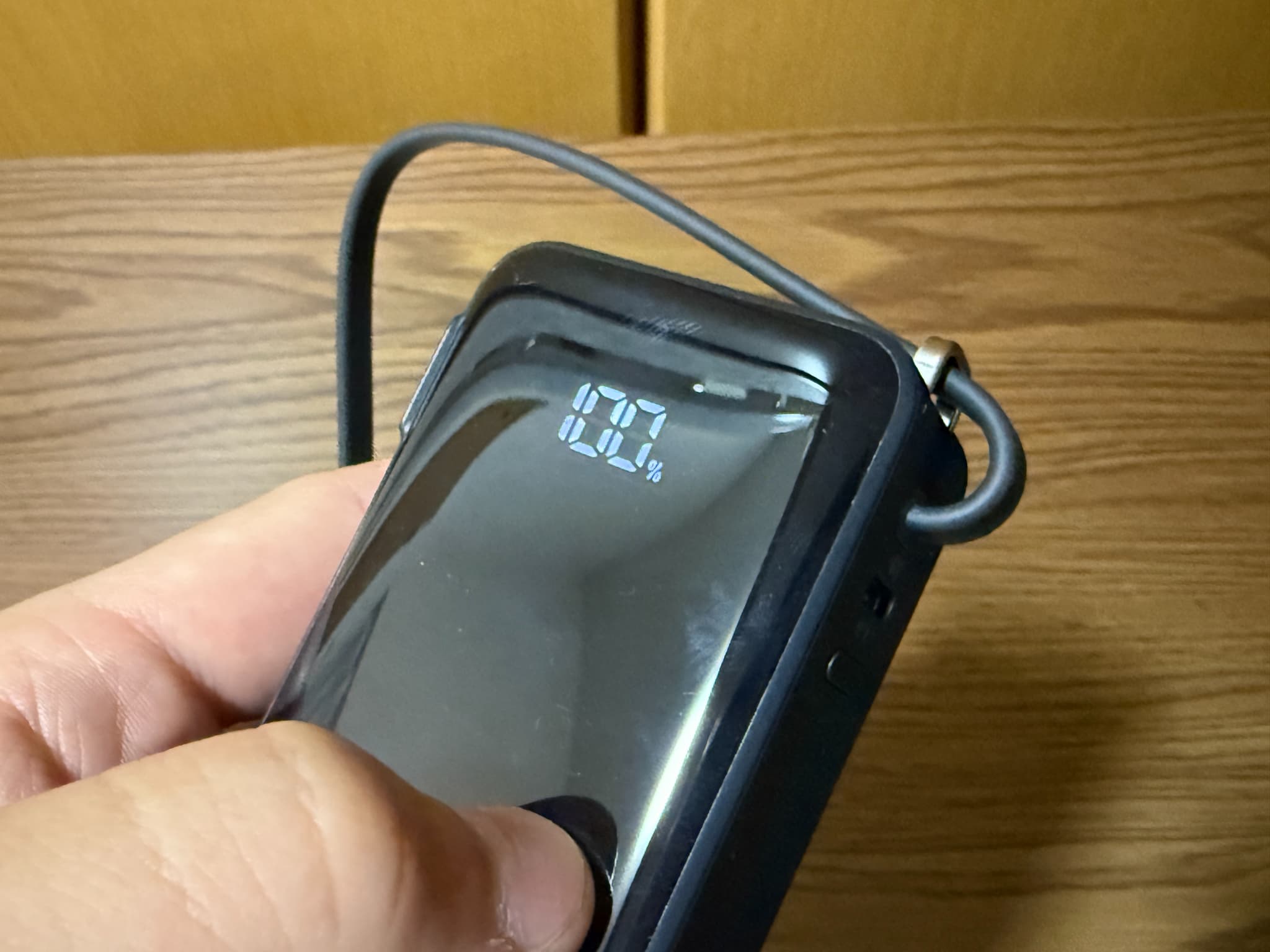 充電残量100%を表示するモバイルバッテリー