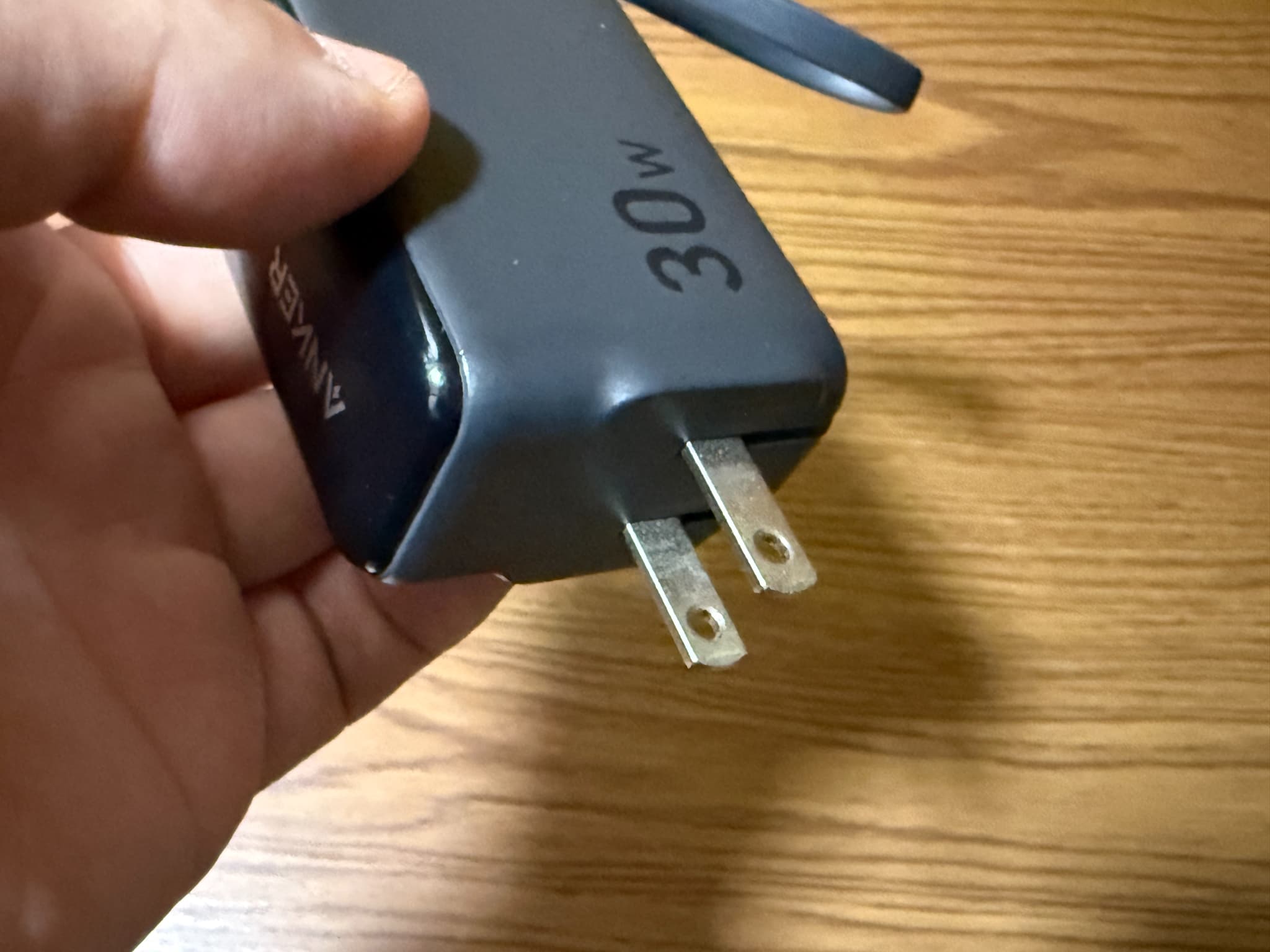 30Wの充電器を持つ手