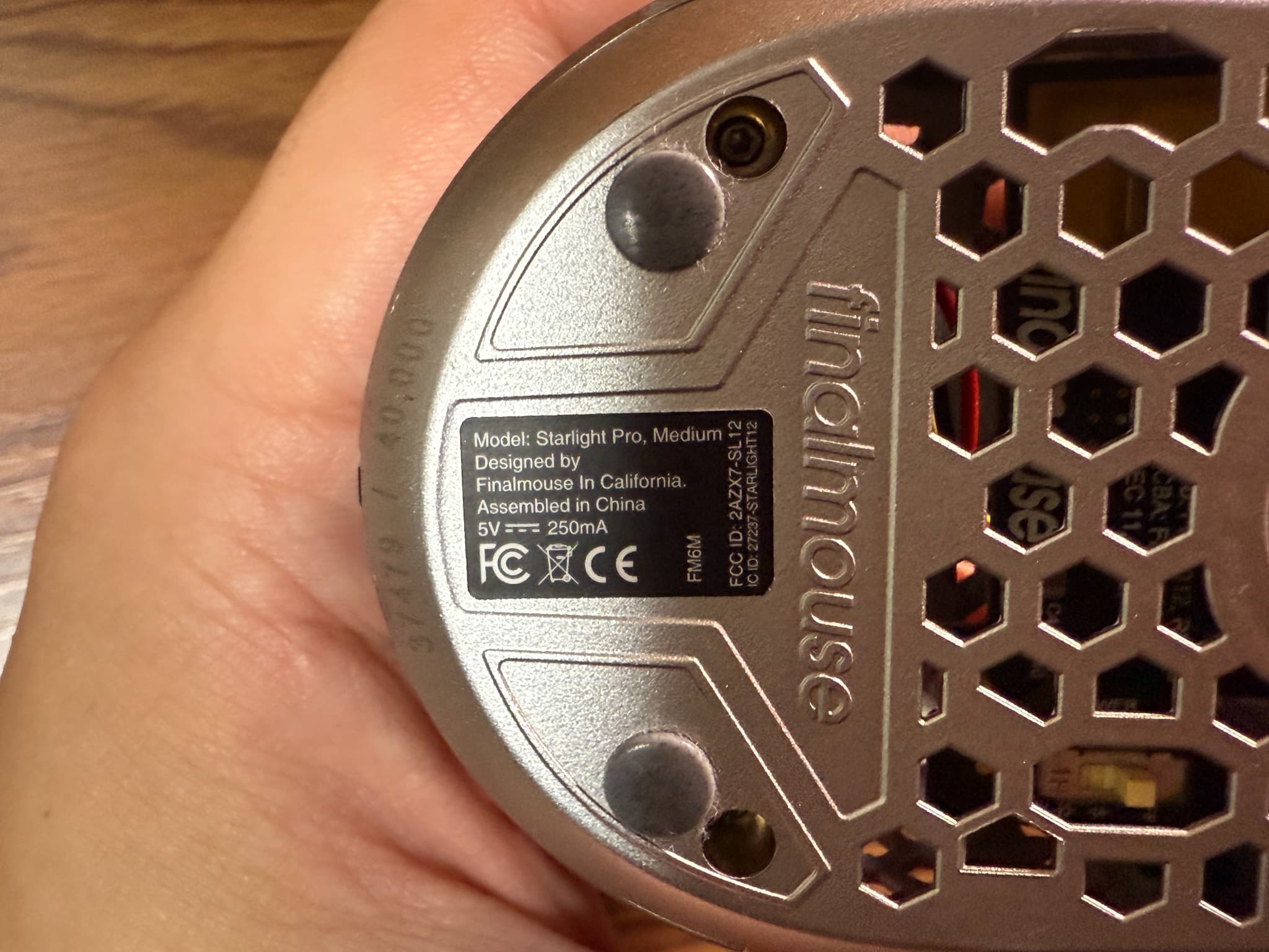 finalmouse社のStarlight Pro Mediumマウスの裏面