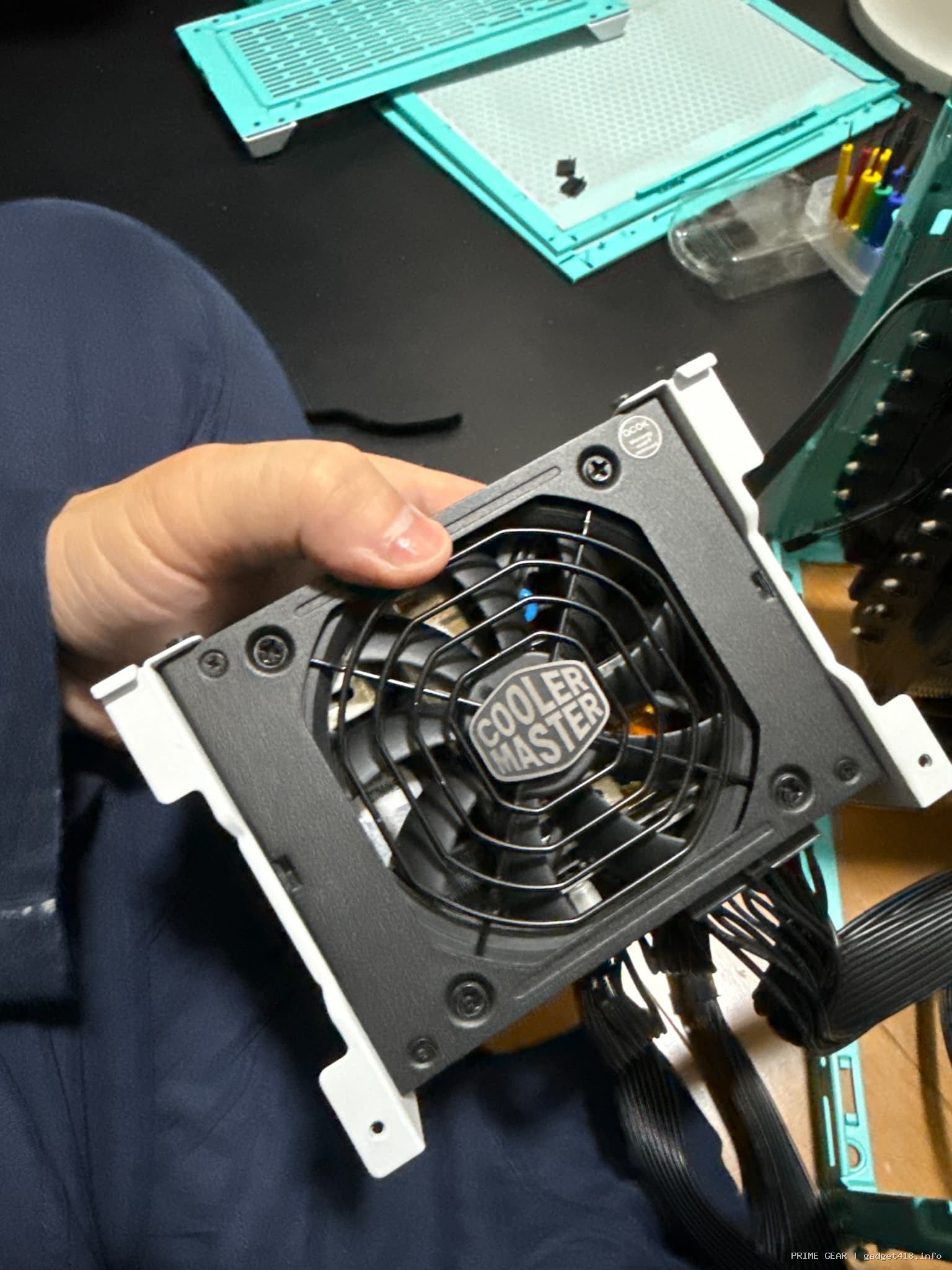 人が持つパソコン用電源ユニット