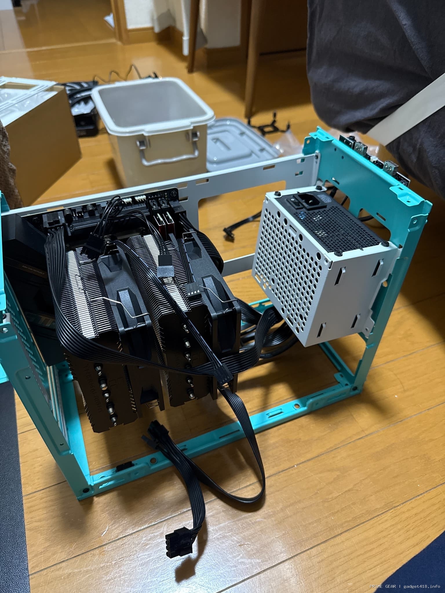 組み立て中の水色パソコンと電源ユニット